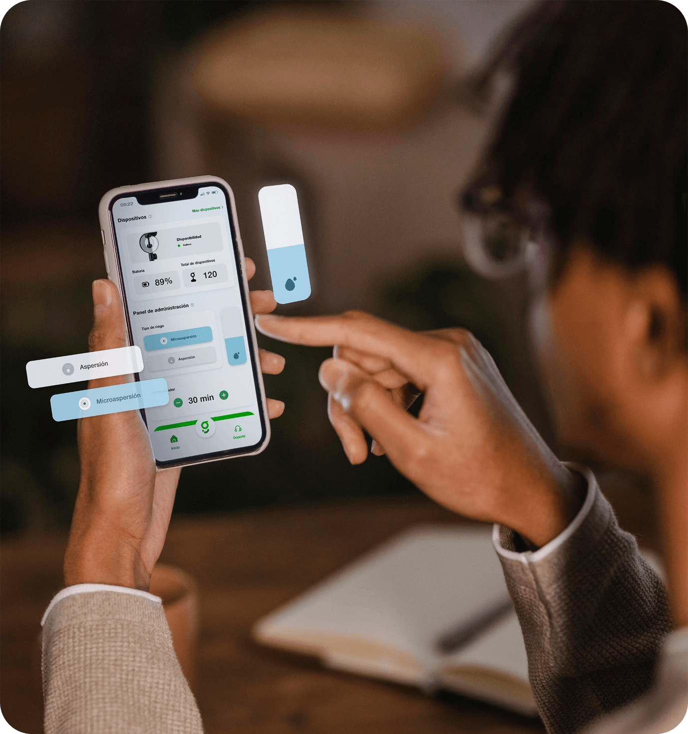 Persona usando la aplicación Aura de riego inteligente